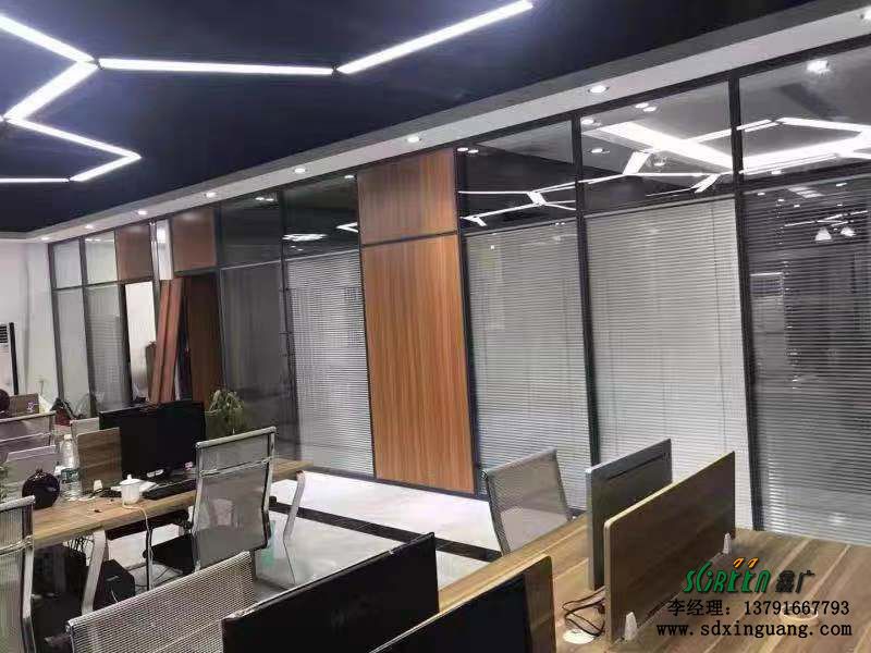 双玻内置百叶隔断就是双层玻璃隔断中内置一个手动或者电动的百叶帘